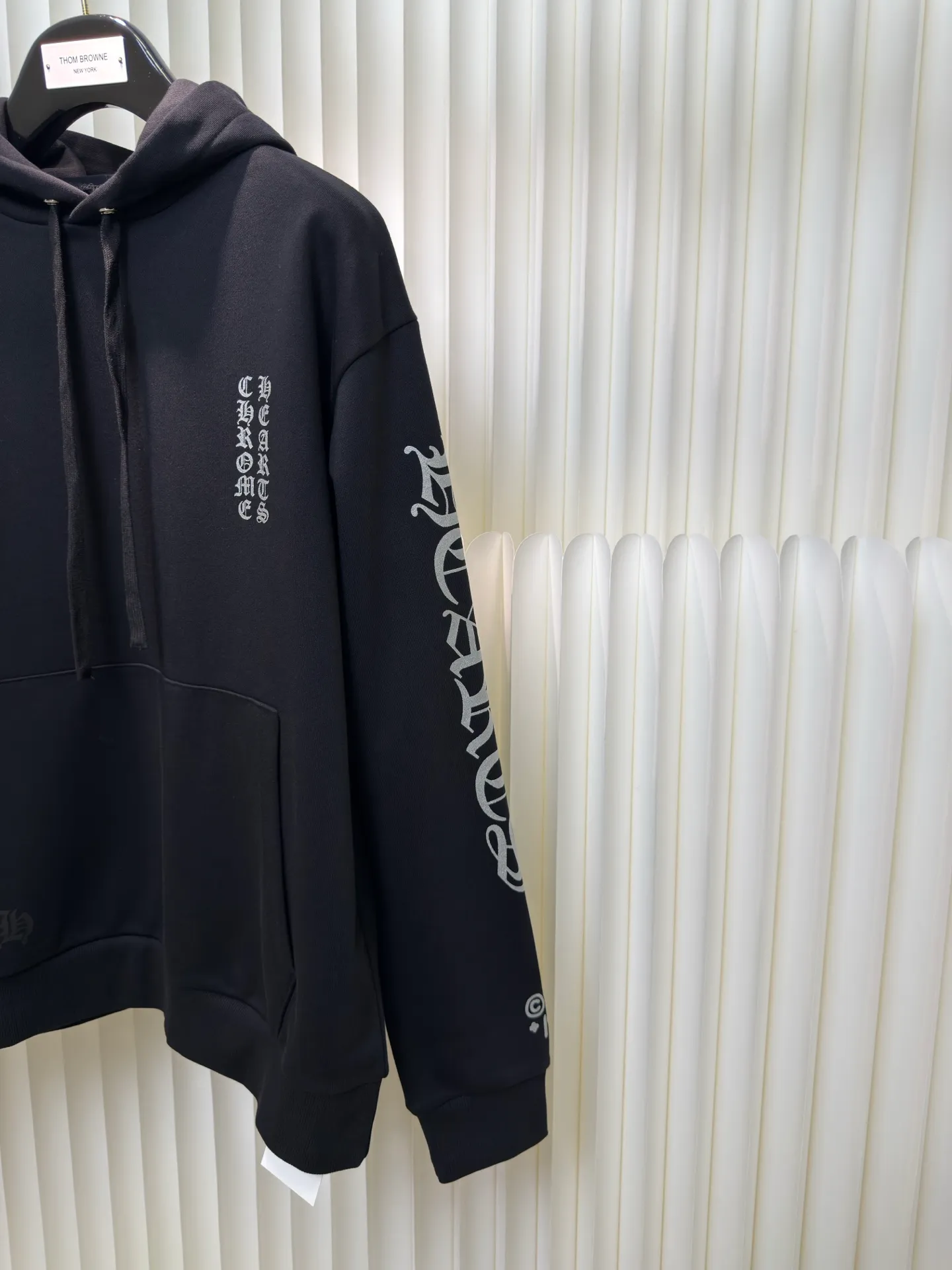 P400 Chrome Hearts 1988 limited edition sweatshirt. The fabric is made of fleece 420g cotton. The printing uses a variety of printing techniques. Thermoset ink printing. Size S M L